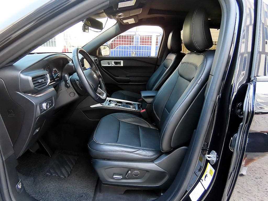 Ford Explorer — photo 05