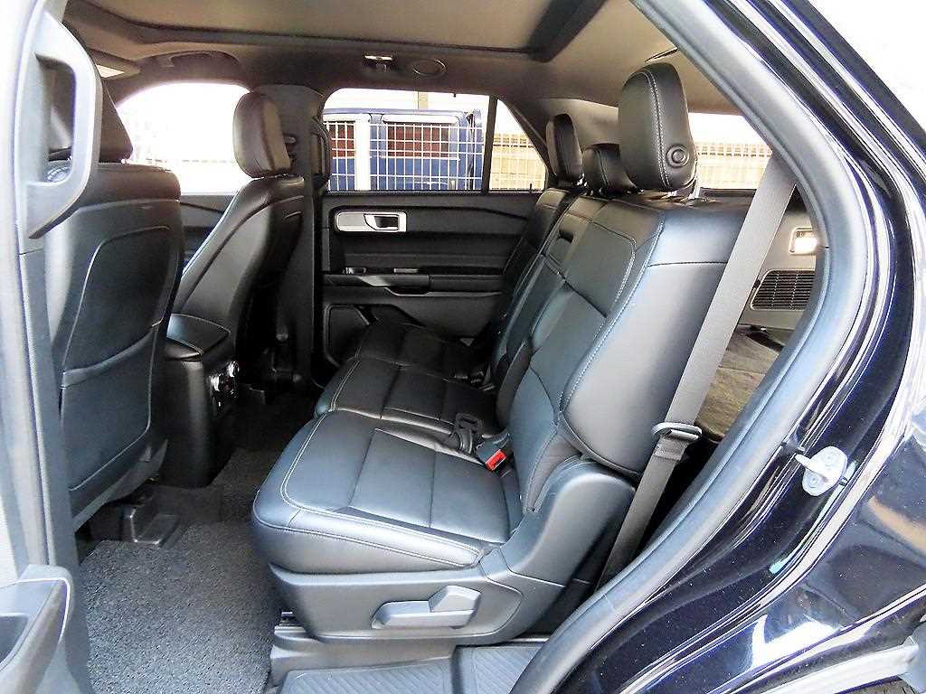 Ford Explorer — photo 06