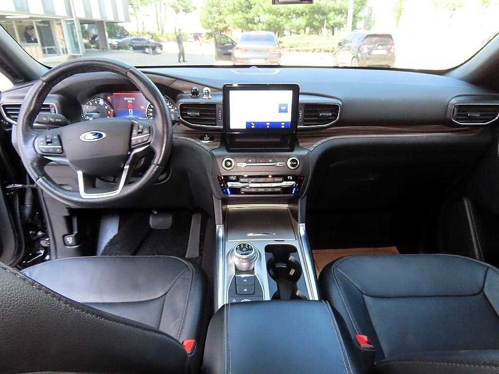 Ford Explorer — photo 07