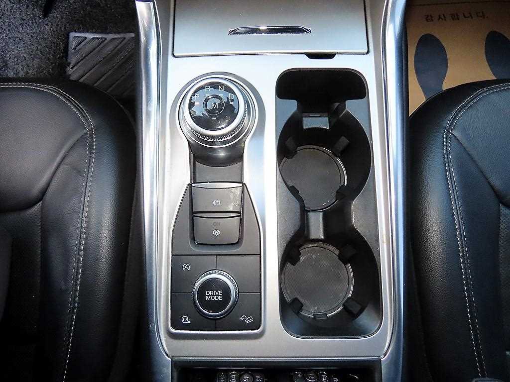 Ford Explorer — photo 10