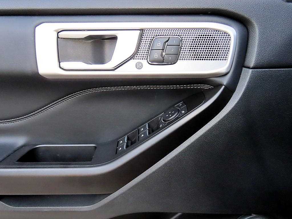 Ford Explorer — photo 11