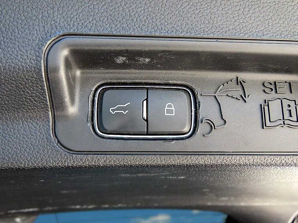 Ford Explorer — photo 16
