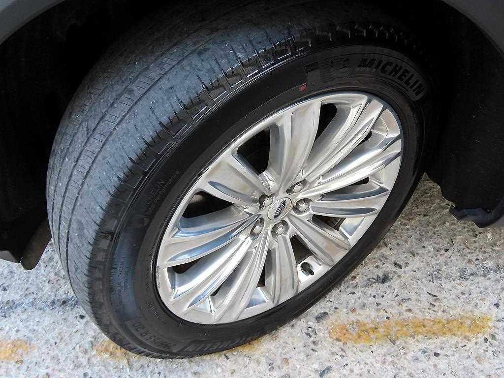 Ford Explorer — photo 20