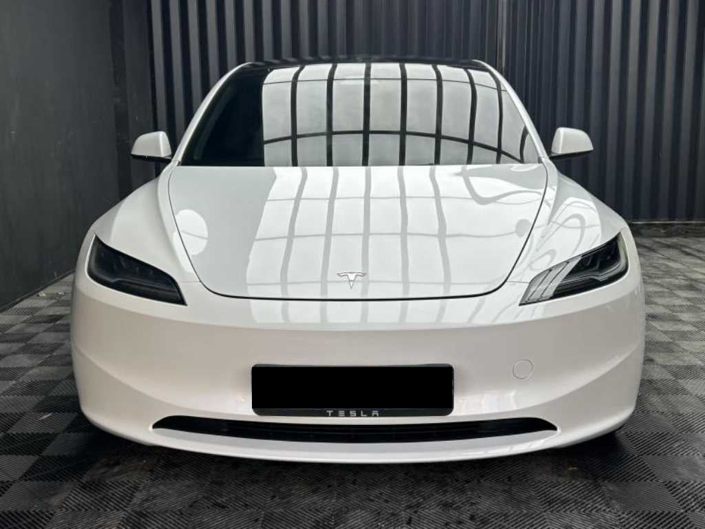 Tesla Model 3 — photo 01