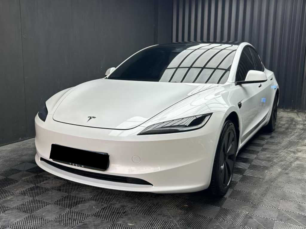 Tesla Model 3 — photo 02