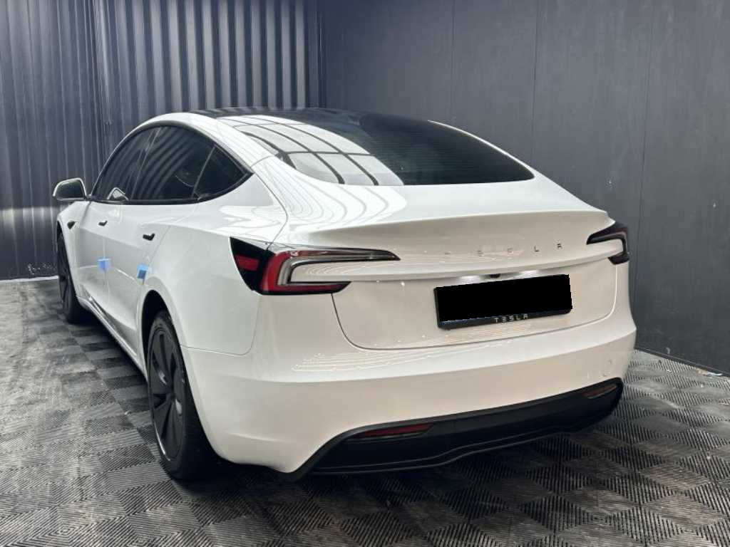 Tesla Model 3 — photo 03