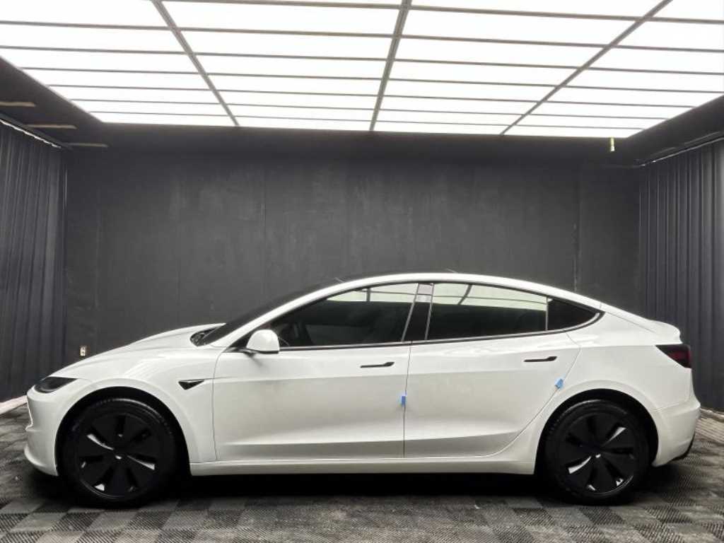 Tesla Model 3 — photo 04