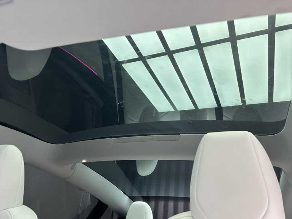 Tesla Model 3 — photo 09