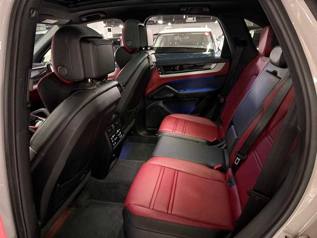 Porsche Cayenne — photo 11