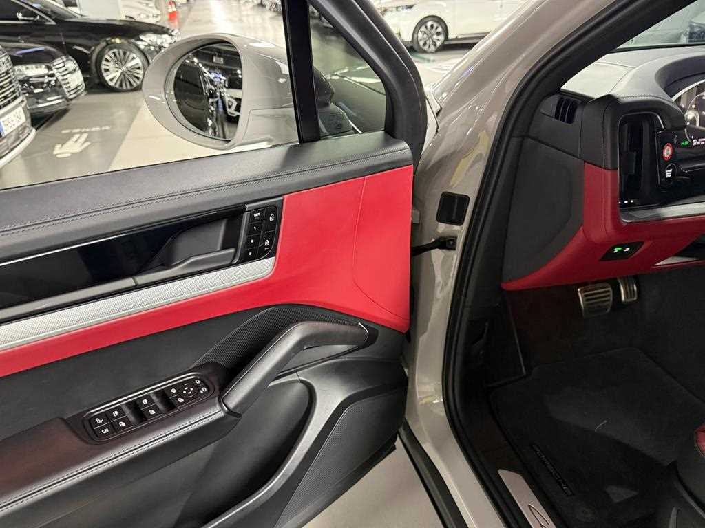 Porsche Cayenne — photo 12