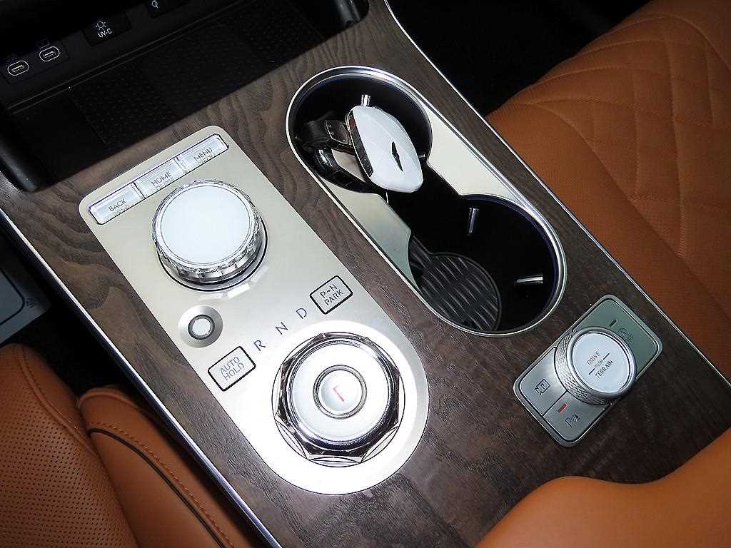 Genesis GV80 — photo 11