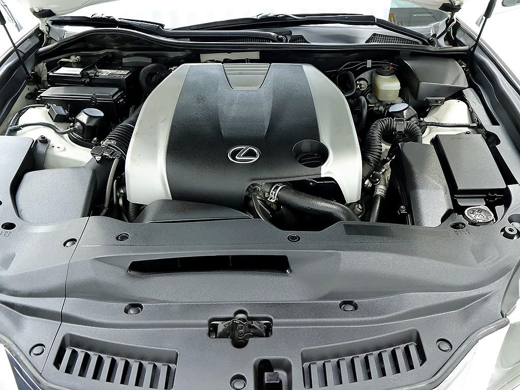 Lexus GS — photo 08