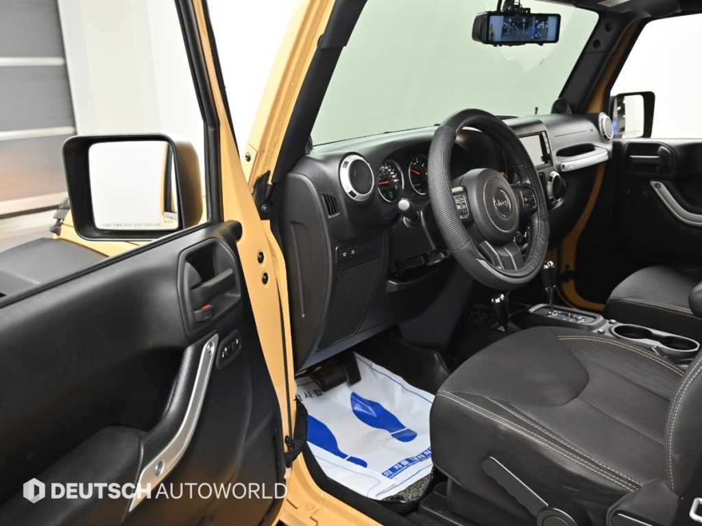 Jeep Wrangler — photo 11