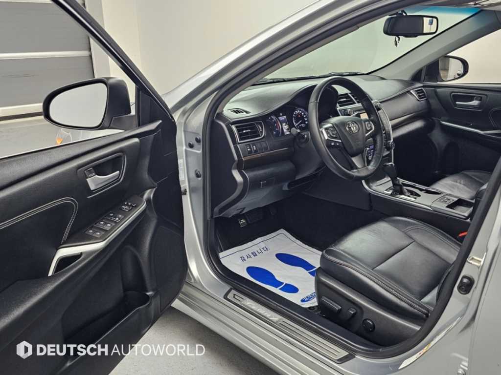 Toyota Camry — photo 11