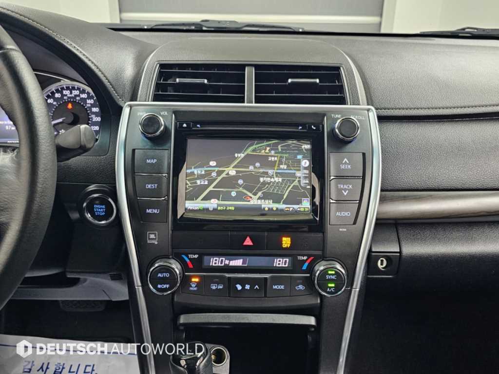 Toyota Camry — photo 14