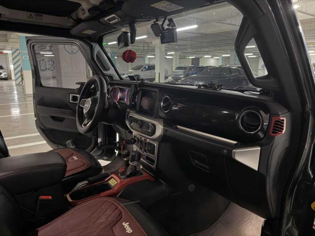 Jeep Wrangler — photo 07