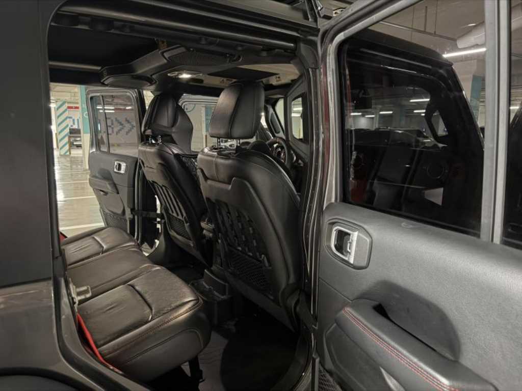 Jeep Wrangler — photo 08