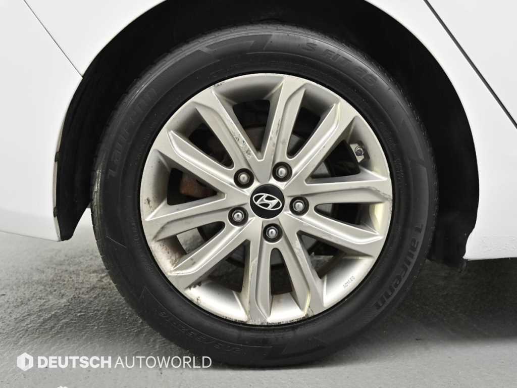 Hyundai Avante — photo 05