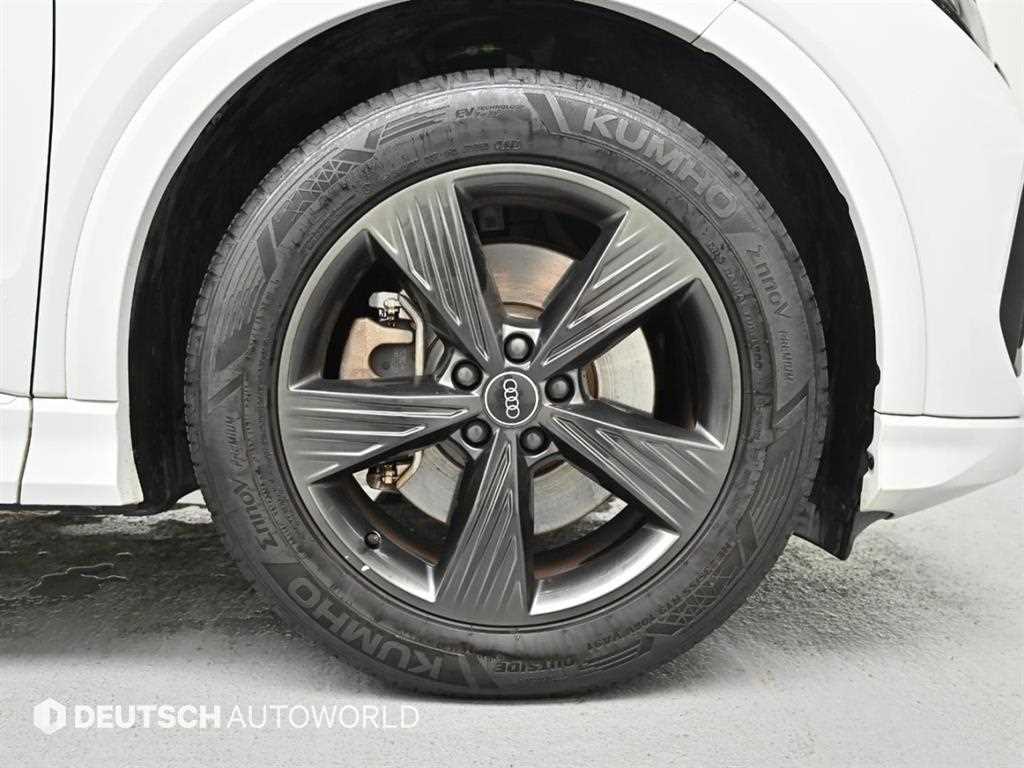 Audi Q4 e-tron — photo 05