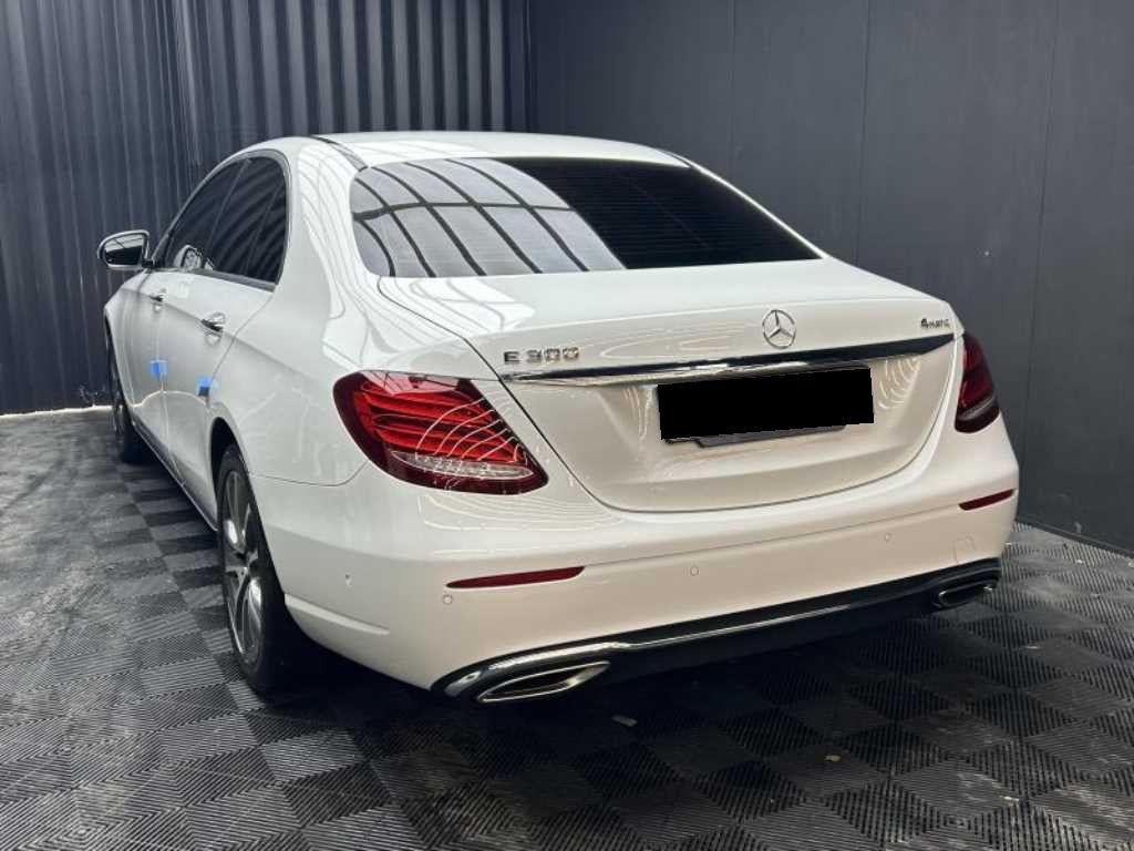 Mercedes-Benz E-Class — photo 04