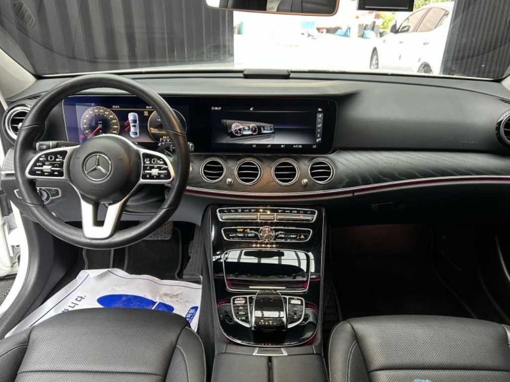 Mercedes-Benz E-Class — photo 07