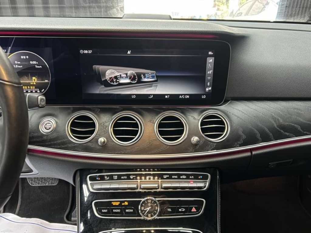Mercedes-Benz E-Class — photo 09