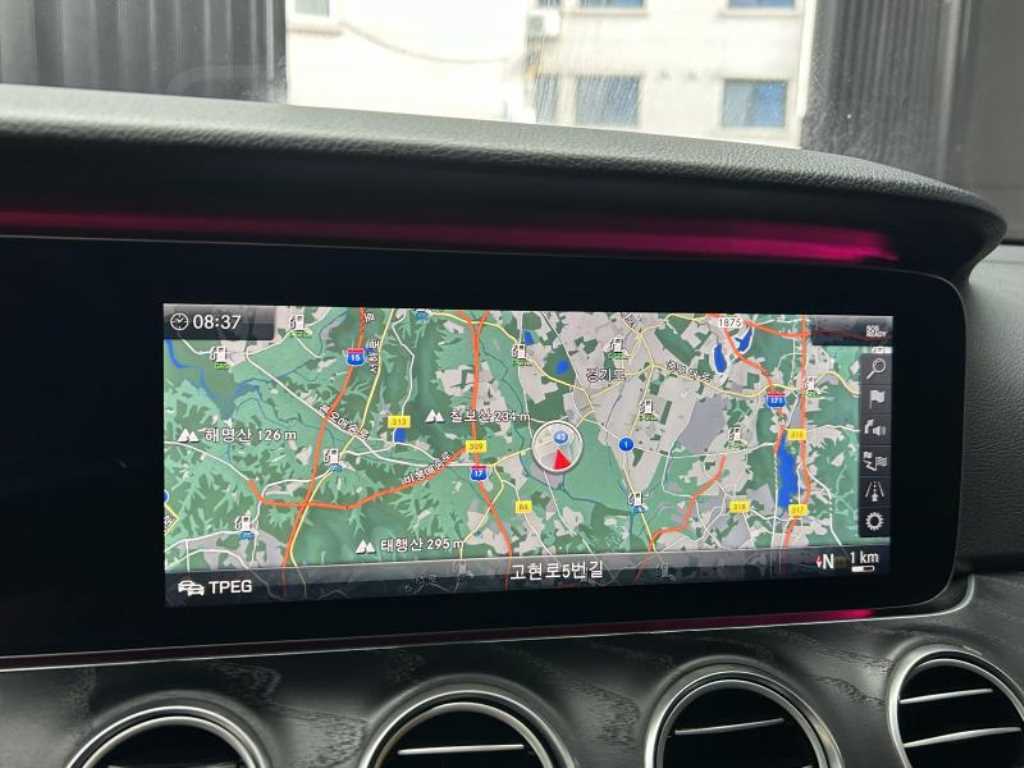 Mercedes-Benz E-Class — photo 17