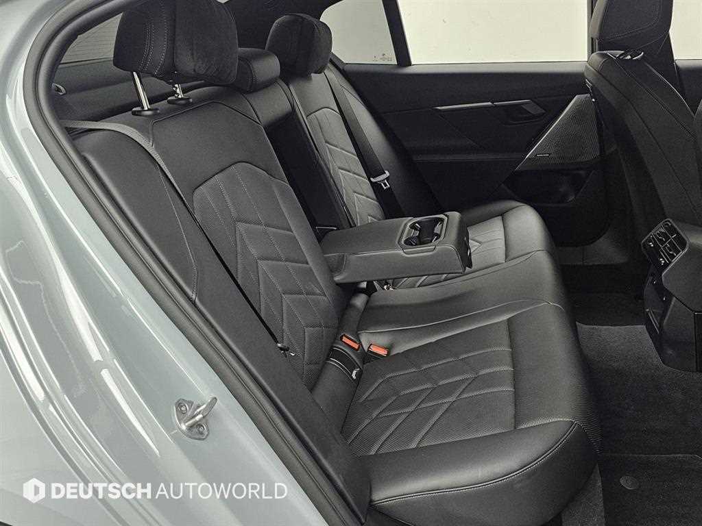 BMW 5-Series — photo 12