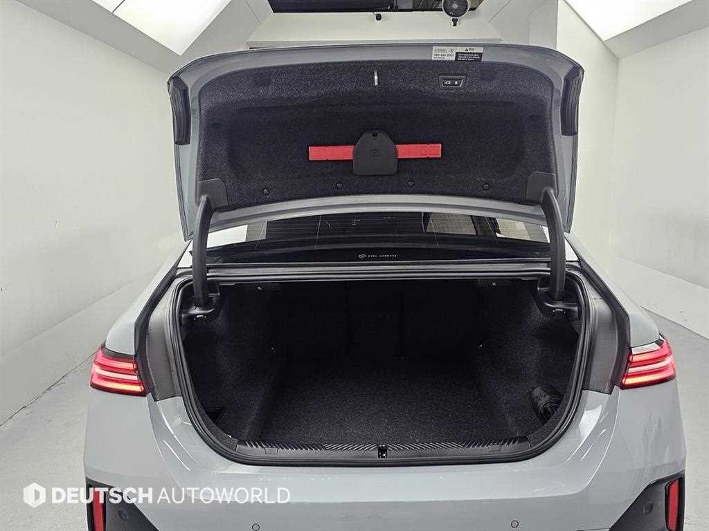 BMW 5-Series — photo 19