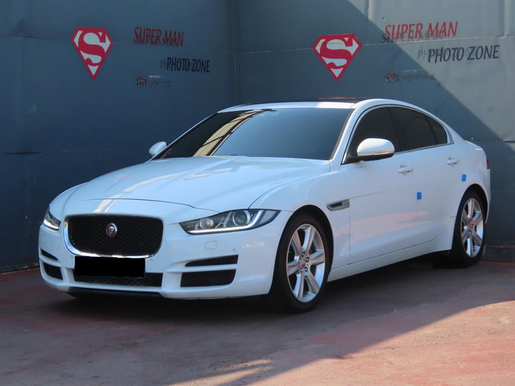 Jaguar XE — photo 01