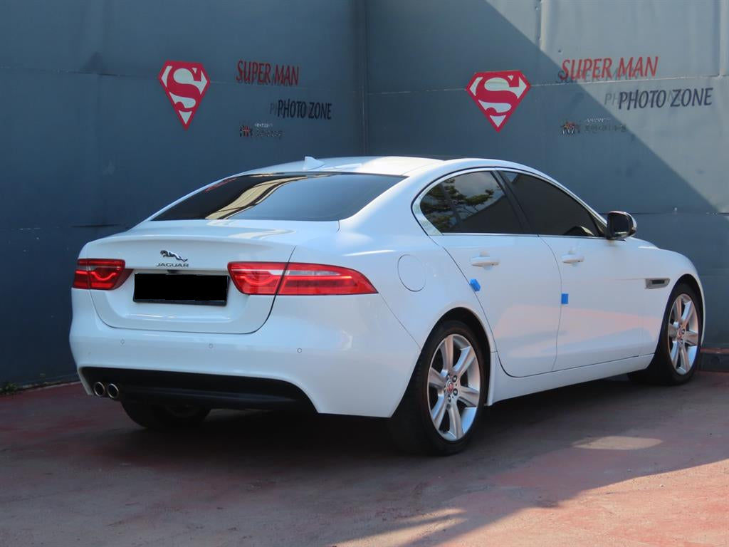 Jaguar XE — photo 03