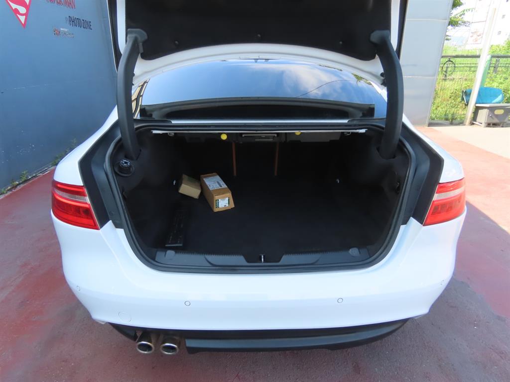 Jaguar XE — photo 05