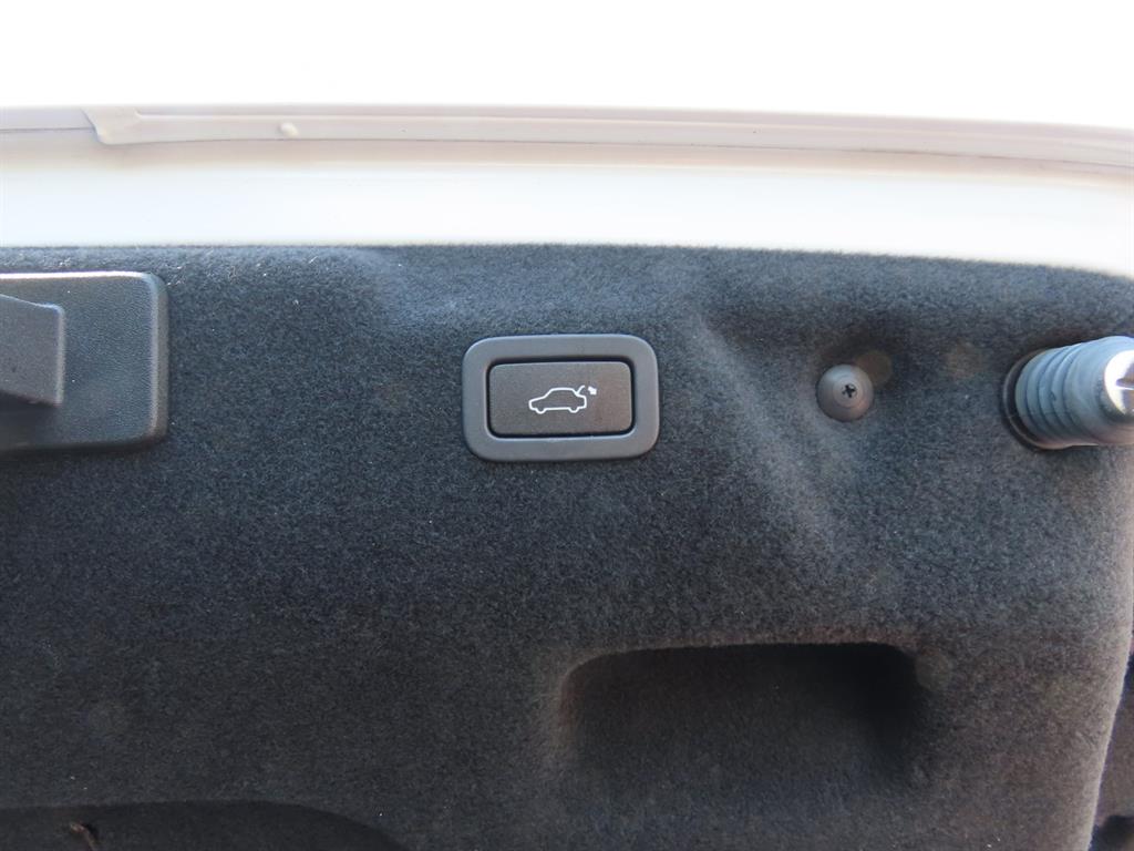 Jaguar XE — photo 06