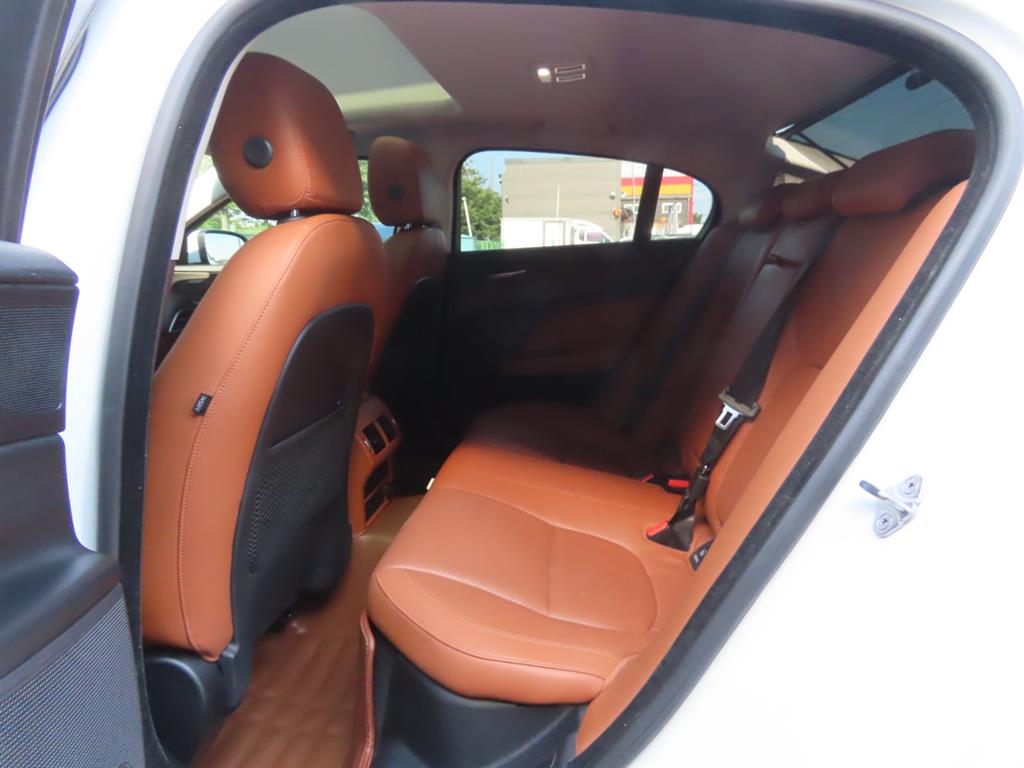 Jaguar XE — photo 07