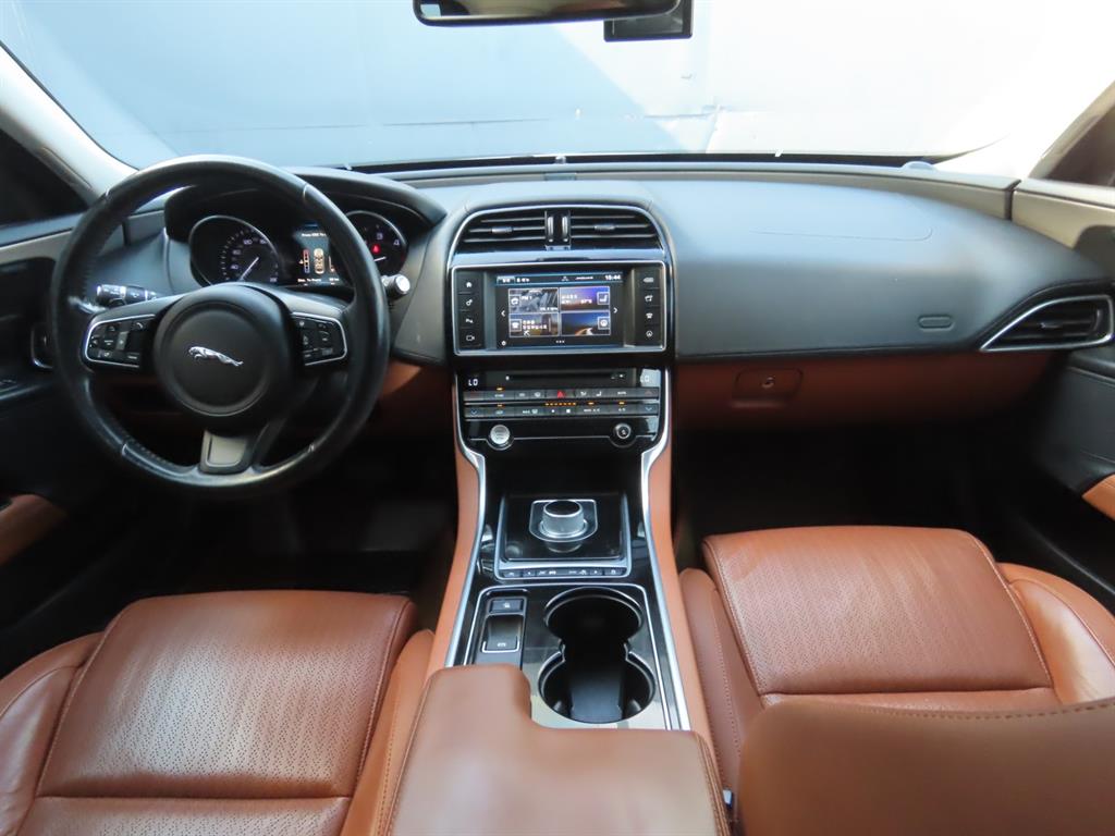 Jaguar XE — photo 09