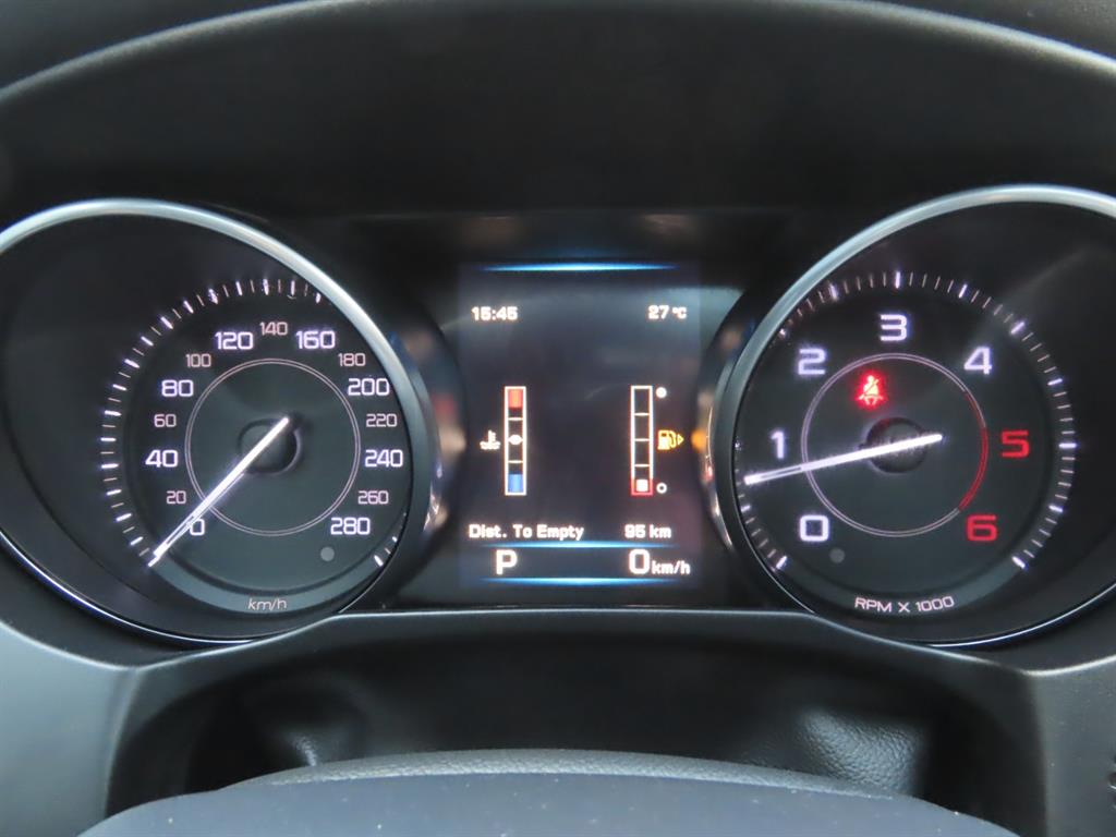 Jaguar XE — photo 10
