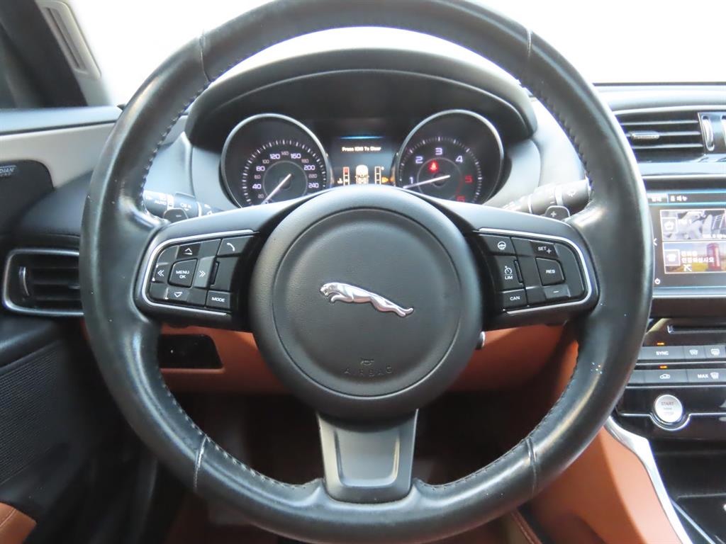 Jaguar XE — photo 11