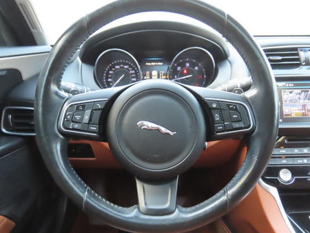 Jaguar XE — photo 11