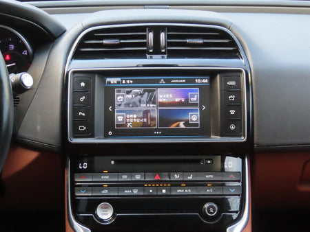 Jaguar XE — photo 12