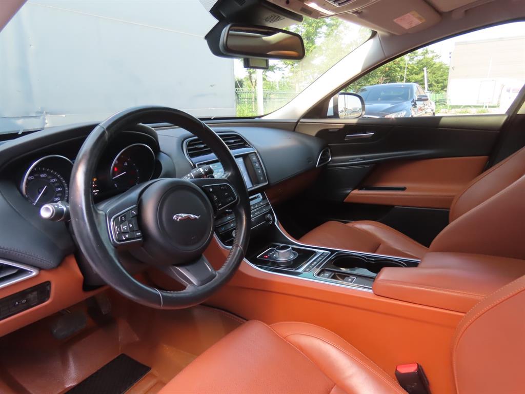 Jaguar XE — photo 16
