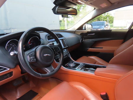 Jaguar XE — photo 16