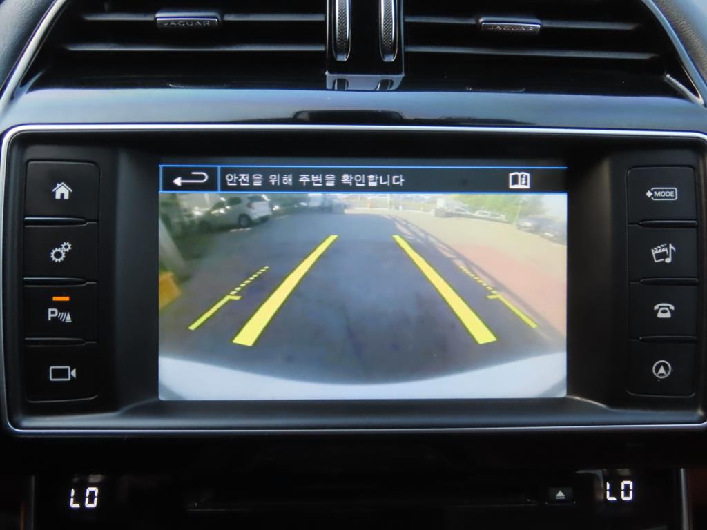 Jaguar XE — photo 18
