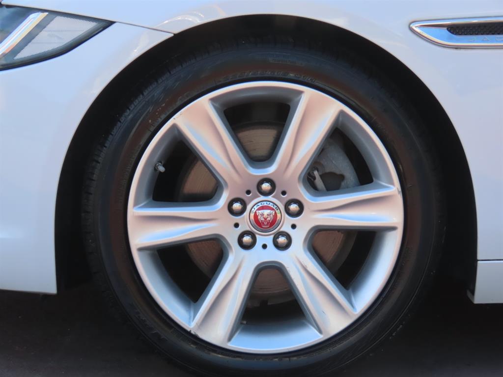 Jaguar XE — photo 20