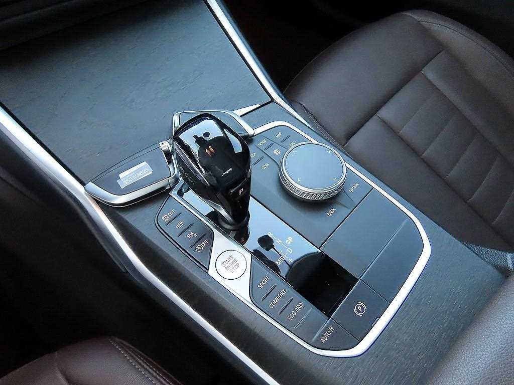 BMW 3-Series — photo 12