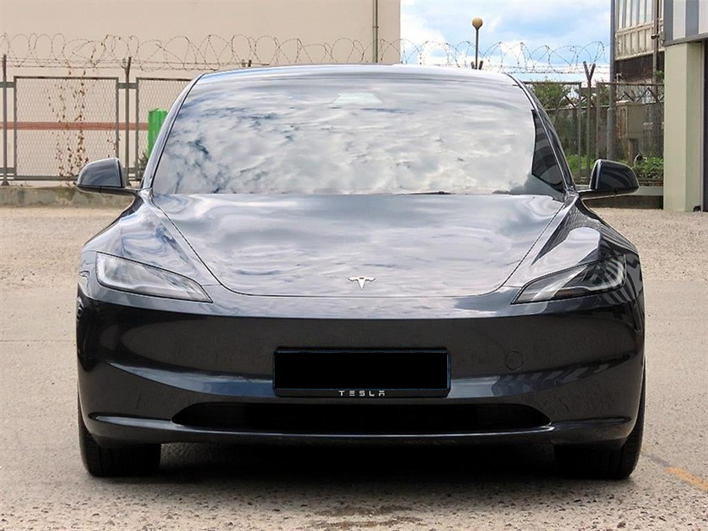 Tesla Model 3 — photo 01