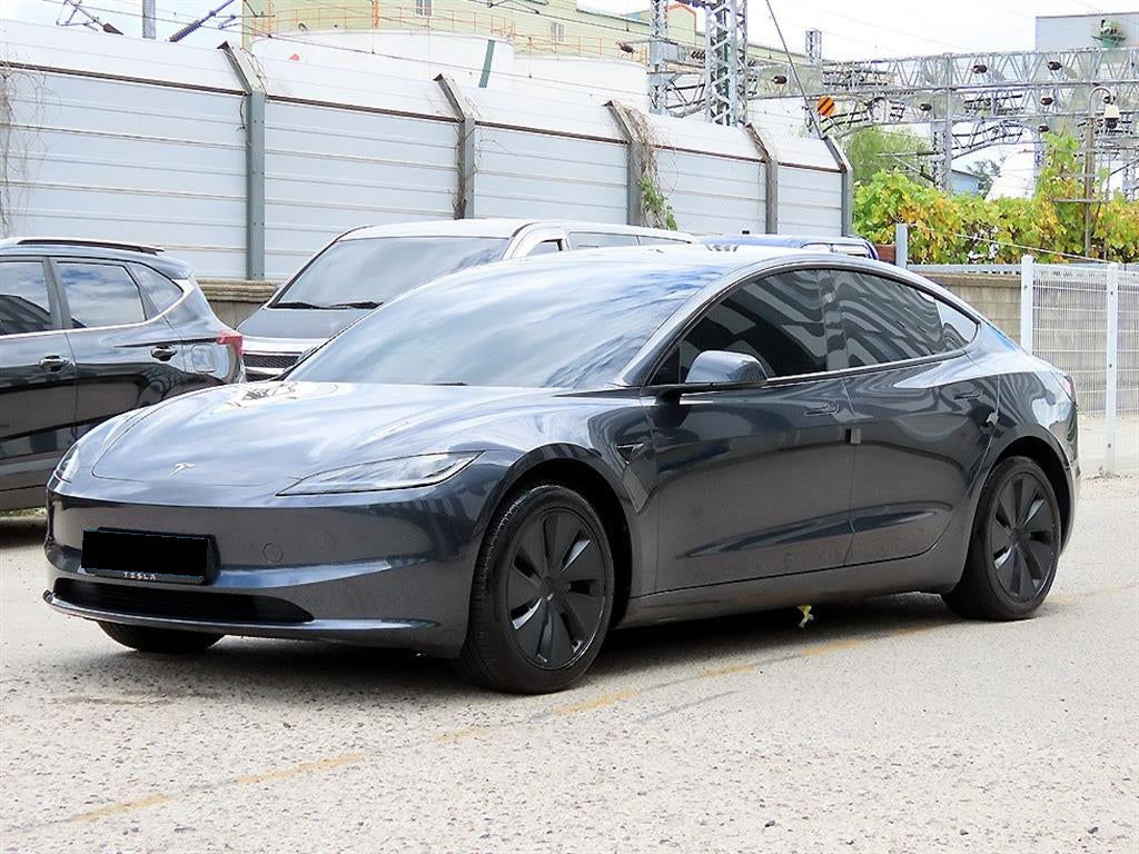 Tesla Model 3 — photo 02