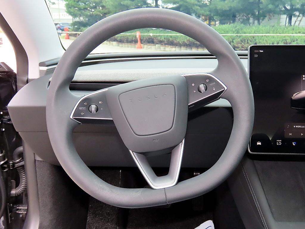 Tesla Model 3 — photo 08