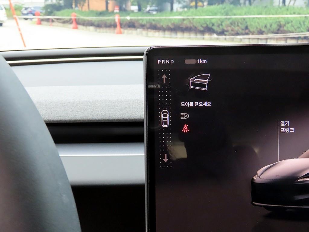 Tesla Model 3 — photo 09