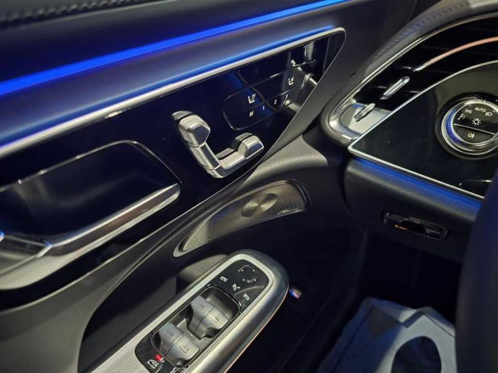 Mercedes-Benz E-Class — photo 10