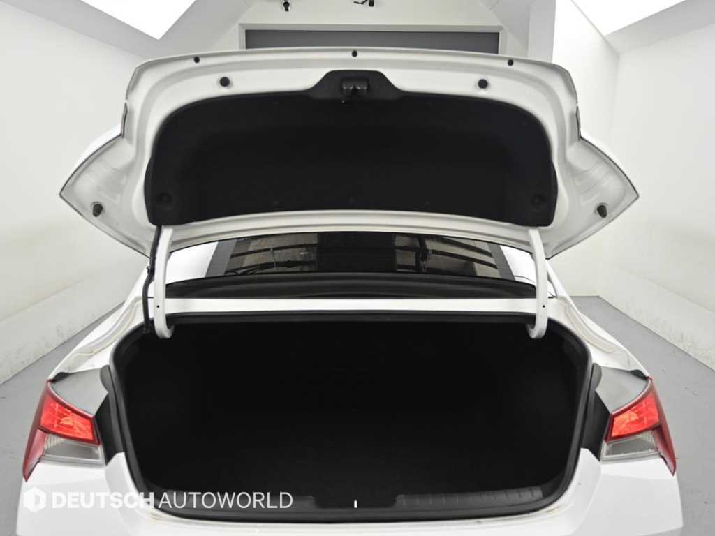 Hyundai Avante — photo 18